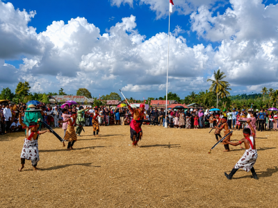 Foto: Para pemuda menampilkan tari Cakalele sebuah tarian perang tradisional asal Maluku yang melambangkan keberanian dan kepahlawanan