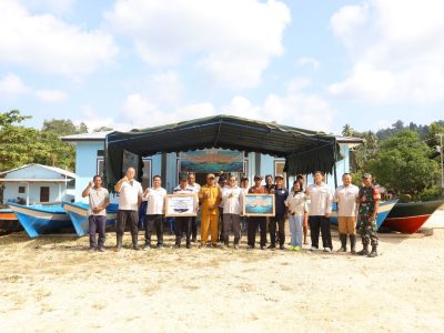 Foto: Penyerahan bantuan lima unit perahu ketingting dan mesin oleh PT Gelora Mandiri Membangun (PT GMM) kepada nelayan Desa Gane Dalam, Kecamatan Gane Barat Selatan, Halmahera Selatan, Senin (20/4/2026).