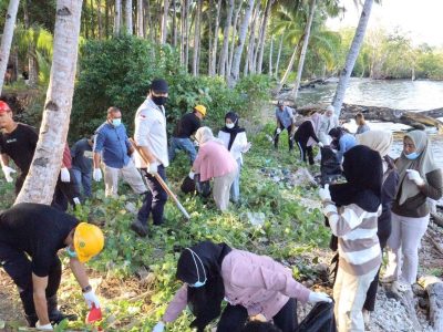 Foto: Lebih dari sekadar membersihkan kawasan pesisir, aksi ini menjadi upaya PT GMM untuk mendorong keterlibatan masyarakat dalam menjaga kebersihan pesisir