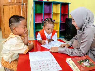Foto : Senyum dan semangat belajar terpancar dari anak-anak saat mengikuti kegiatan membaca dan menulis bersama guru.