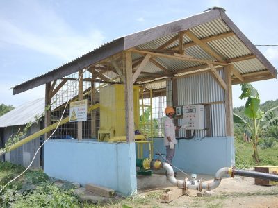 Foto: Petugas pompa land aplikasi di PT GMM sedang mengecek operasional pompa dan pipa di area IPAL.