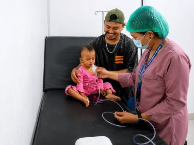 Foto : Salah satu bentuk nyata penanganan yang responsif terlihat saat tenaga medis klinik memberikan terapi nebulizer kepada seorang balita.